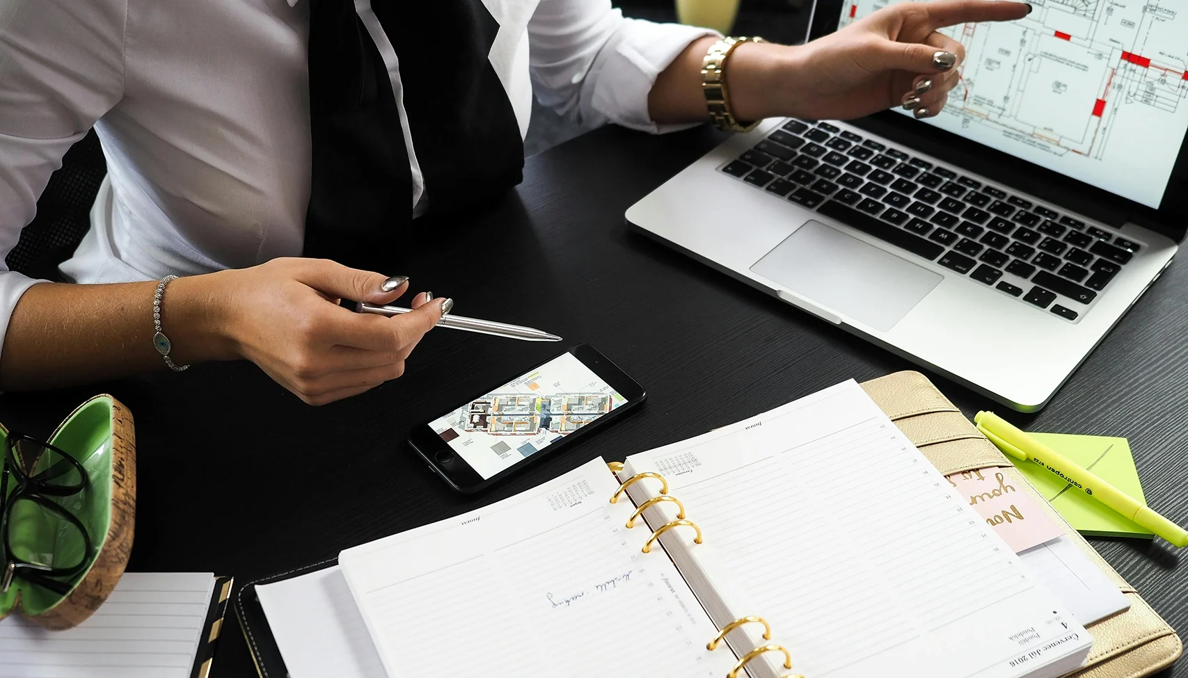 Emlakçılar ne işe yarar? Ev alırken veya satarken neden bir emlak danışmanıyla çalışmalısınız? Tüm avantajlar ve gerçekler bu yazıda.